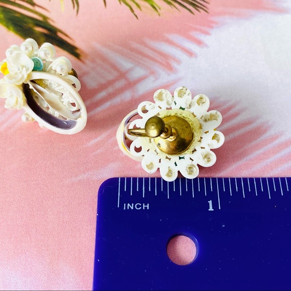 Vintage mini shell floral screw back earrings - Picture 4 of 5